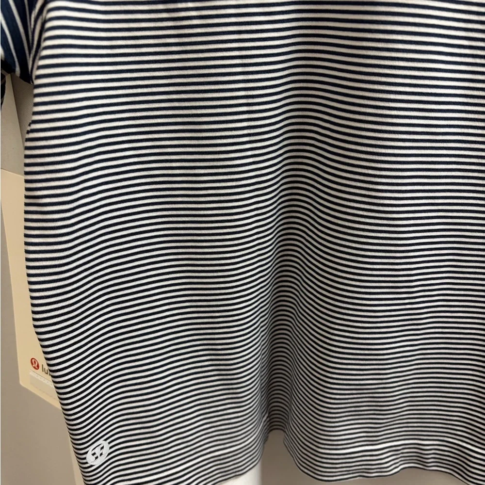 Lululemon Seamless Classic-Fit Mariner Navy and White Striped Tee. Size L - Picture 5 of 7